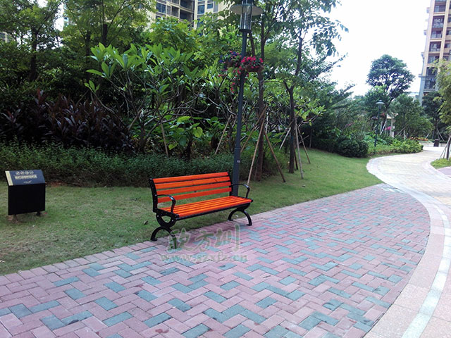  欣方圳垃圾桶廠家這里有您所需的各類垃圾桶產品和園林椅休閑椅，您只需要關注一下您身邊的市場或者來欣方圳官網瞧一瞧。您可以在欣方圳官網的案例里面，看到全國各地區的用戶案例及各種類型的用戶選擇。這不，深圳觀瀾的一位客戶又一次來我司欣方圳科技有限公司購買了一批鑄鐵有靠背園林椅。       欣方圳的這批P27鑄鐵有靠背園林椅椅腳模具使用電腦雕刻，比一般廠家人工模具鑄鐵椅腳表面更光滑平整。耐壓性極強，同時具備很強的耐熱、耐磨、耐蝕、耐低溫的特性，鑄鐵有靠背園林椅，生產周期較短，給人以粗獷、莊重、穩重的感覺，是戶外市政公共設施必選產品。    而且為了防止椅條在受力情況下往下變形，我們欣方圳的每一款休閑椅都在在椅條的下面加了兩條L30*3的熱鍍鋅角鋼加強支撐，加強椅條的支撐能力，有效的將承載力傳遞到椅腿上，防止椅條變形，加強休閑椅的抗沖擊能力，提高鑄鐵有靠背園林椅的壽命。