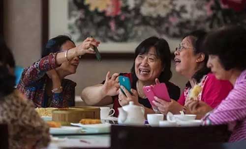 書報(bào)亭、早餐車，甚至垃圾桶都有二維碼“身份證”了。