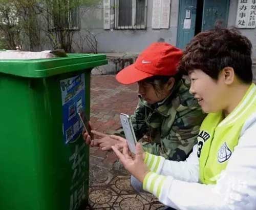 書報(bào)亭、早餐車，甚至垃圾桶都有二維碼“身份證”了。