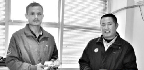  摩的師傅垃圾桶撿到萬元現金，拾金不昧送還失主