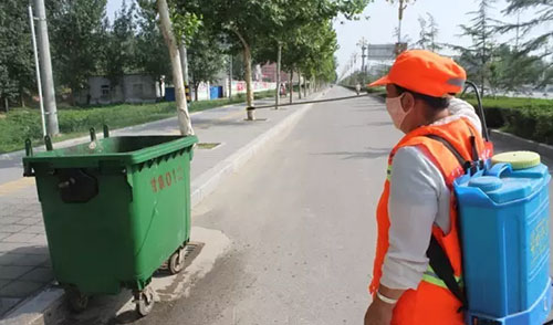 致敬環(huán)衛(wèi)工人，細心消除垃圾桶邊的蚊蠅